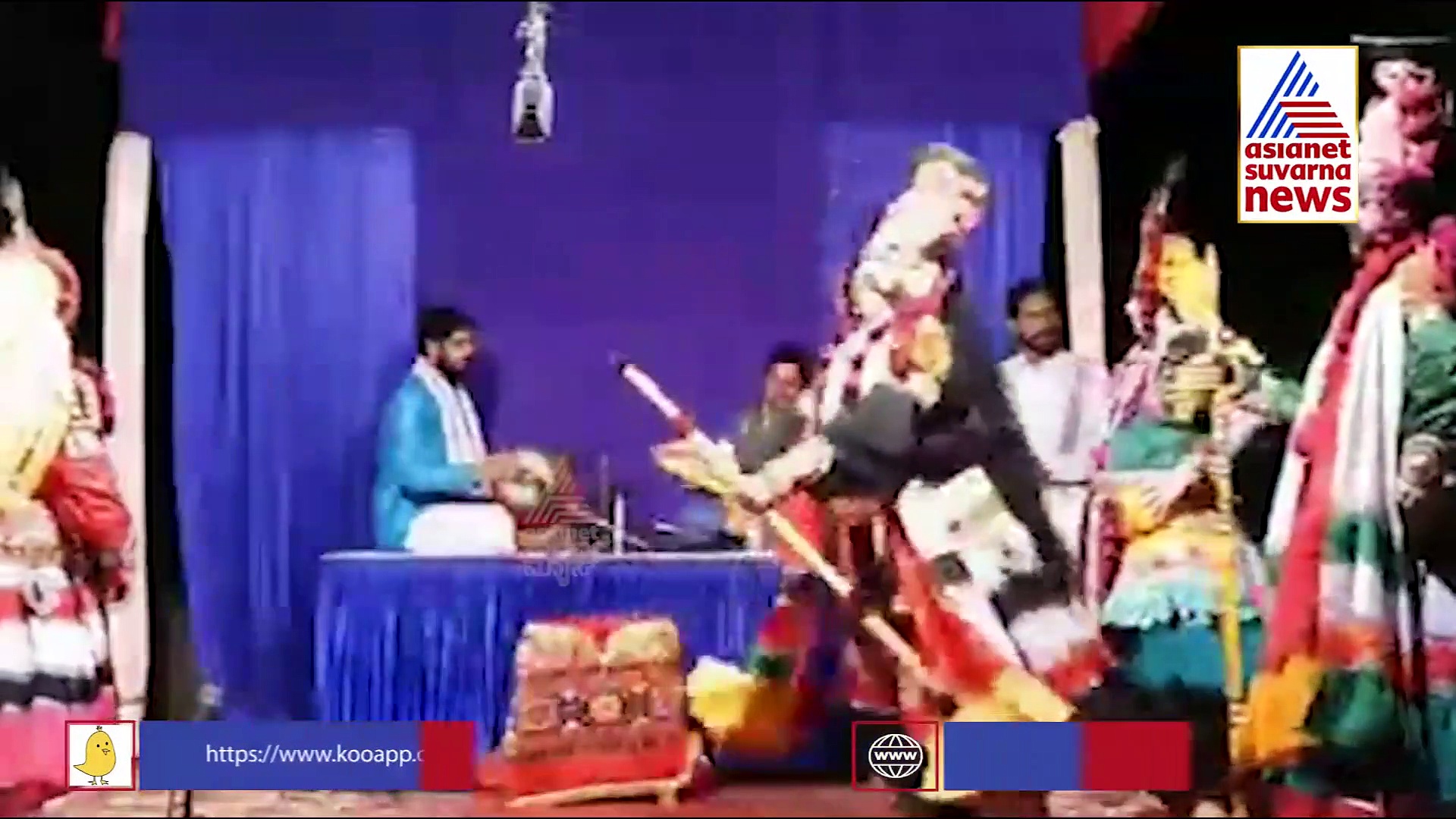 ಯಕ್ಷಗಾನ ನಡೆಯುತ್ತಿರುವಾಗಲೇ ವೇದಿಕೆಯಲ್ಲಿ ಕುಸಿದುಬಿದ್ದ ಕಲಾವಿದ