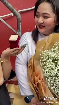 Có gì tặng đó: Cô bạn được bạn thân là chủ tiệm vàng tặng chiếc nhẫn to đùng trong ngày tốt nghiệp