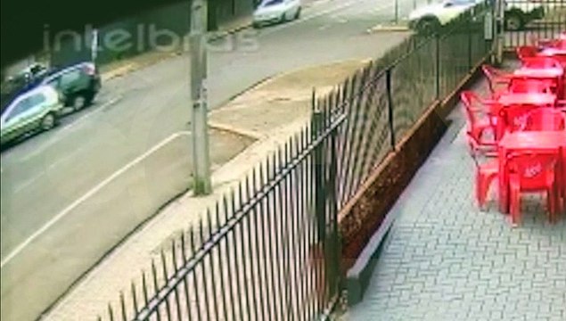 Veja momento em que Fiat Uno e Fiat Palio colidem no Centro