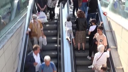 Çocukların yürüyen merdivenlerde tehlikeli oyunu kamerada