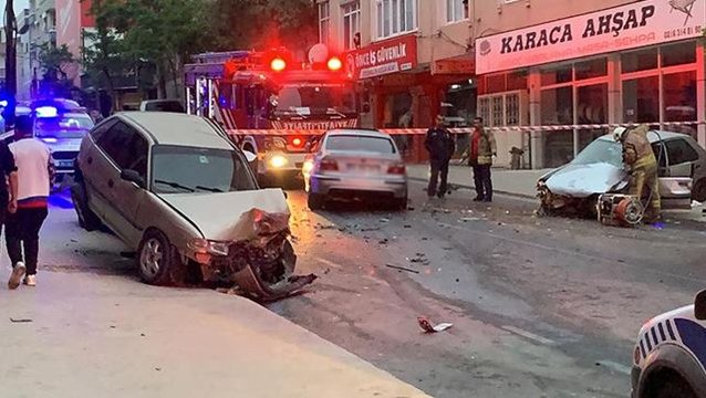 Feci kaza caddeyi savaş alanına çevirdi! Aracını hasarlı gören mahalle sakini kriz geçirdi