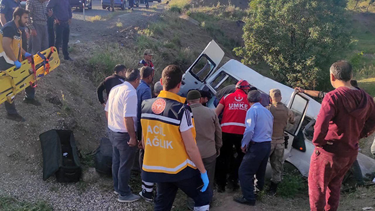 Siirt’te işçileri taşıyan minibüs uçuruma yuvarlandı