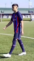 Así posa Pedri con la nueva equipación del FC Barcelona / FCB