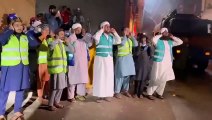 Pakistan'da yangın çıkan market önünde sönmesi için ezan okudular