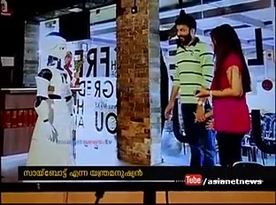 പിണറായി വിജയനെ ഉത്ഘാടന വേദിയിലേക്ക് ആനയിച്ച റോബോട്ടിനെ കാണാം