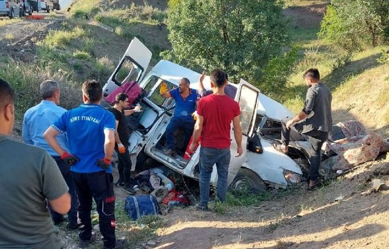 Siirt’te işçileri taşıyan minibüs uçuruma yuvarlandı