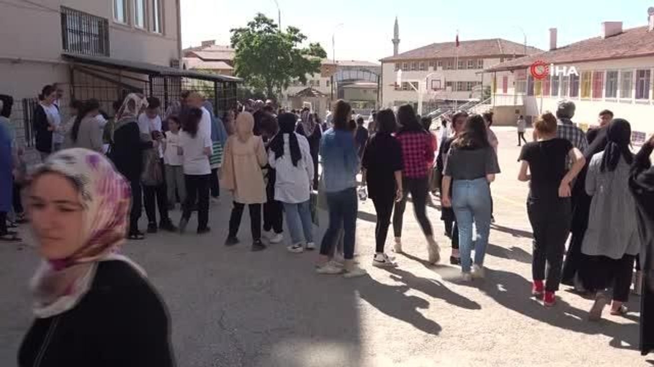 Elazığ'da LGS heyecanı başladı, öğrenciler içeride aileler dışarıda ter döktü