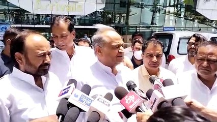 उदयपुर में बाड़ा बंदी से बाहर मुख्यमंत्री गहलोत बोले हमारा कुनबा एक है