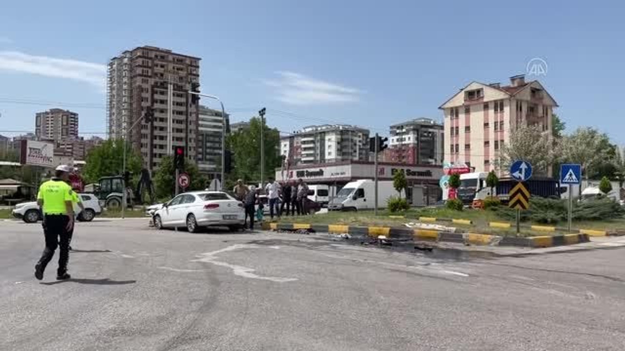 KASTAMONU - Ambulans ile otomobilin çarpıştığı kazada 6 kişi yaralandı