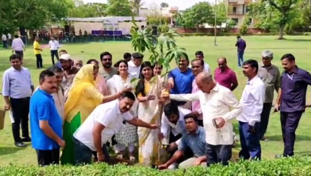Mayor Soumya ने लगाया पौधा और जनता से कर दी यह बड़ी अपील