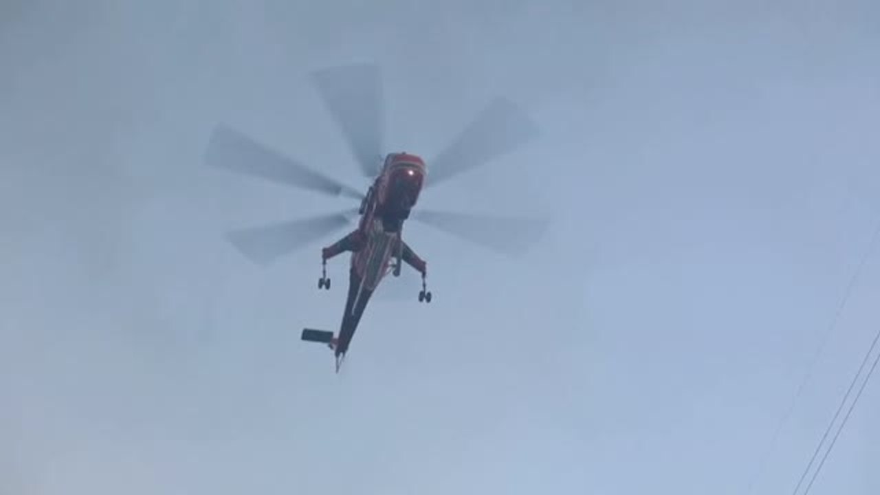 Bomberos luchan contra un virulento incendio a las afueras de Atenas