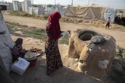 DEAŞ'tan kaçarak Musul'daki mülteci kampına sığınan kadınlar ekmeklerini 6 yıldır tandırda pişiriyor