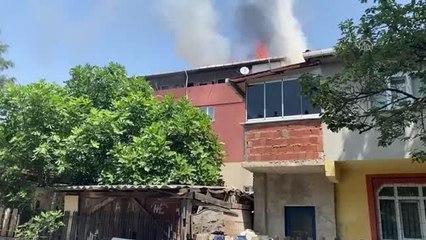 Sancaktepe'de binanın çatısında çıkan yangın söndürüldü