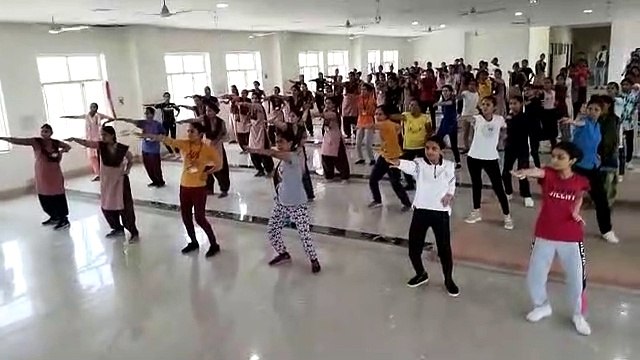 Self defense training given महिलाओं व बालिकाओं को दिया आत्मरक्षा प्रशिक्षण