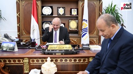 شاهد كيف هنأ محافظ قنا الـ10 الأوائل بالشهادة الإعدادية