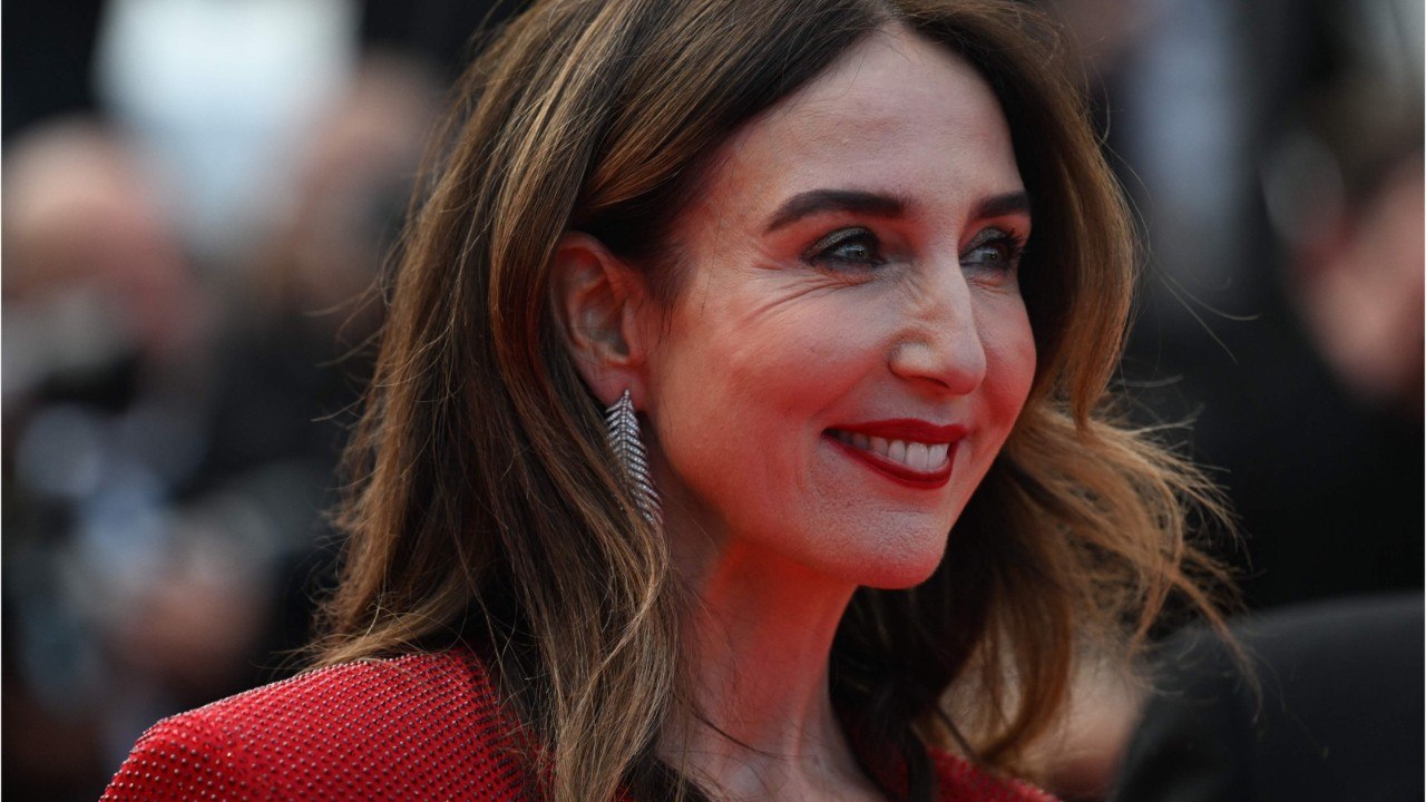 VOICI : "J'étais très timide" : Elsa Zylberstein se confie sur le rôle de son père dans sa carrière au cinéma