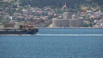 Karadeniz'deki doğalgazı taşıyan boruları serpecek 'Castoro 10' isimli gemi Çanakkale Boğazı'ndan geçti