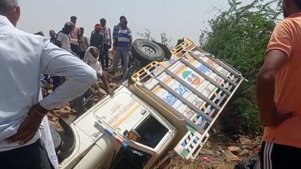 Accident : मुंडन संस्कार के कार्यक्रम में जा रहा था, बीच रास्ते में पलट गई पिकअप. Video