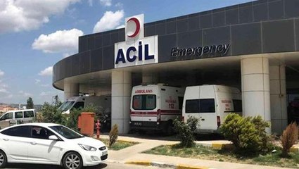 Video herunterladen: Askeri araçla Milli Eğitim Müdürlüğü'ne ait otomobil çarpıştı! LGS'de görevli öğretmen hayatını kaybetti