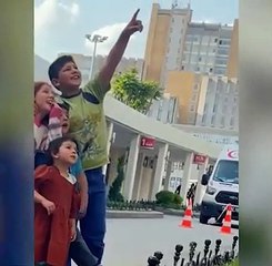 ankarada-hastane-bahcesinde-kardeslerini-bekleyen-cocuklarin-sevinci_523818 (online-video-cutter.com)