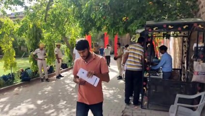 परीक्षा देकर बाहर आते परीक्षाथीZ