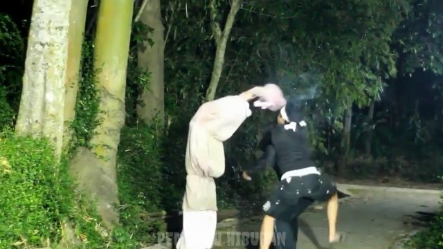 PRANK KUNTILANAK POCONG__EMAK-EMAK LAGI MANDI KENA PRANK KUNTI GA ADA AKHLAK