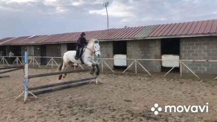 Ximena Gutiérrez entrenando en el Club Hípico Zamora-Escuela Orión