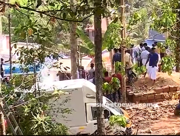 പോലീസ് വെടിവെയ്പ്പില്‍ കൊല്ലപ്പെട്ട മാവോയിസ്റ്റ് സി പി ജലീലിന്റെ സംസ്‌ക്കാരം മലപ്പുറത്തെ വീട്ടുവളപ്പില്‍ നടന്നു