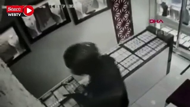 İzmir'de kuyumcuda soygun girişimi kamerada