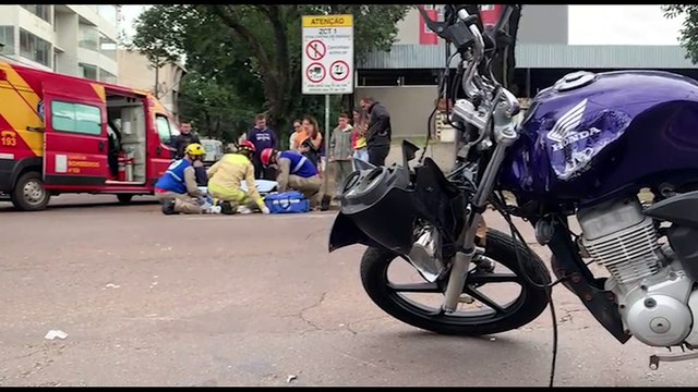 Motociclista tem duas fraturas no braço após se envolver em grave acidente de trânsito no Centro