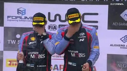 Ott Tänak "voa" para a vitória no Rali da Sardenha