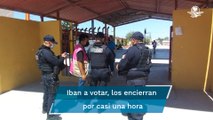 Hombres cierran con candados y cadenas escuela y privan de la libertad a votantes en Tamaulipas