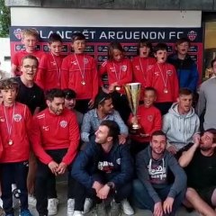 Les seniors accueillent nos u11 victorieux au tournoi international de Carentan (Manche)
