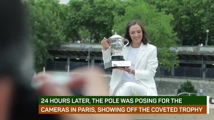 Download Video: Swiatek shows off second French Open trophy