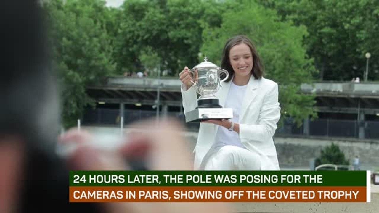 Swiatek shows off second French Open trophy