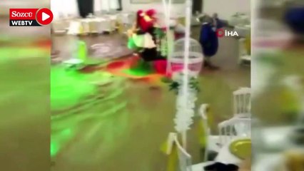 Sele düğünde yakalandılar, masaların üzerine çıkarak kurtuldular