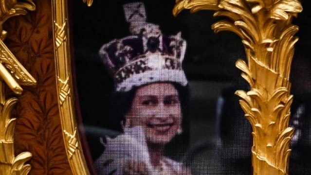 Kraliçe II. Elizabeth’in hologramı halkı selamladı