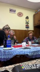 Una joven les mostró a sus abuelos que se tatuó sus nombres y la emotiva reacción se hizo viral