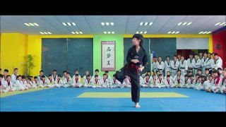 林秋楠接受校霸的挑战，两人在道馆比拼跆拳道 动作 (720p)