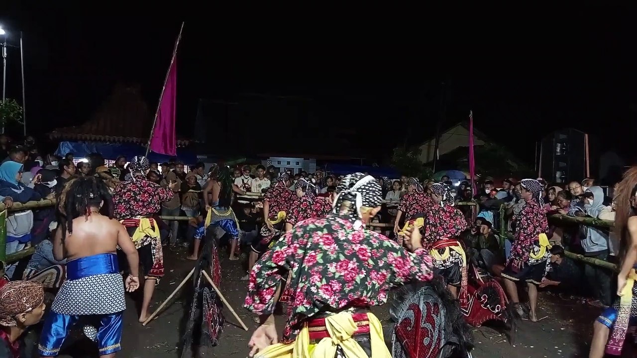 LEATHERED HORSE - BRAID FEMALE GEGER GEDEN !! SEVERE TROUBLE!! jathilan KUDA LUMPING GANAS (Culture of javanese jathilan A.K.A KUDA LUMPING ) #16