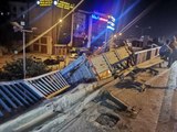 İzmir'de, kamyon otomobille çarpıştı: 1 ölü, 5 yaralı