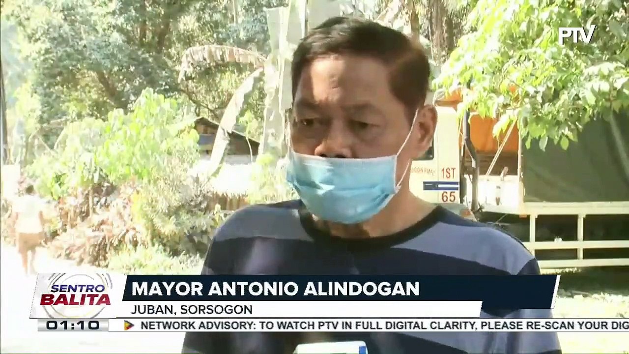 Mga pulis at sundalo, tumulong na rin sa paglilinis ng ashfall sa mga apektadong bayan sa Sorsogon