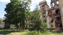 Estudantes celebram formatura nas ruínas de uma escola de Kharkiv