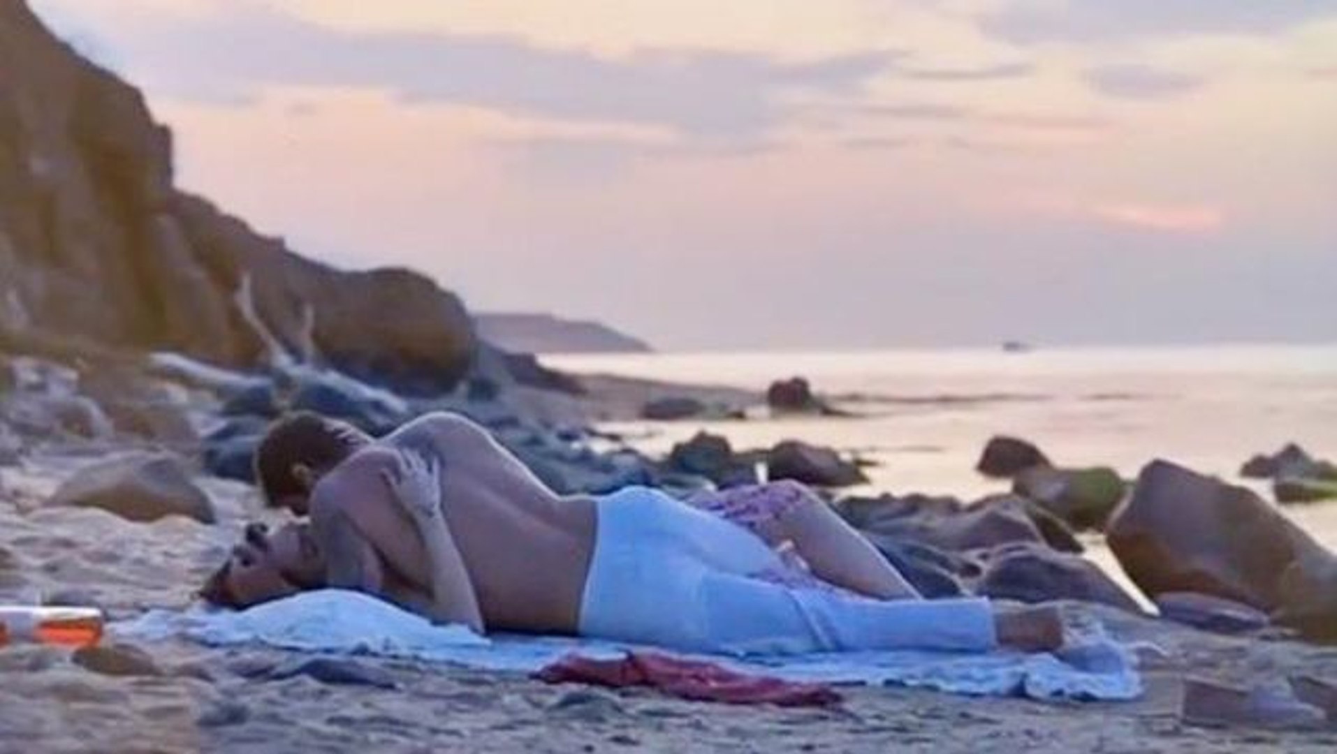 Kuş Uçuşu dizisindeki öpüşme sahneleriyle gündeme gelen Birce Akalay:  Yorumlarınıza minnettarım