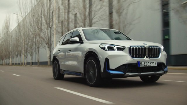 BMW iX1 xDrive30 Driving Video