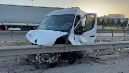 Kocaeli'de bariyerlere çarpan panelvandaki 3 kişi yaralandı