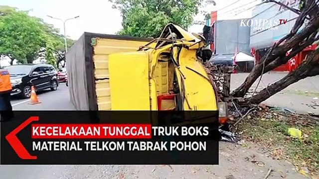 Kecelakaan Tunggal Truk Boks Material Telkom Tabrak Pohon