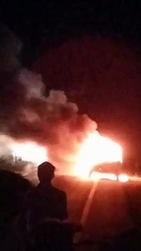 Burning Car : हाइवे पर चलती कार बनी आग का गोला, कार में सवार थी कई सवारिया। Video