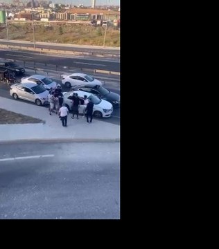 Seyir halindeki aracın önünü kestiler, içindekileri indirip böyle darp ettiler