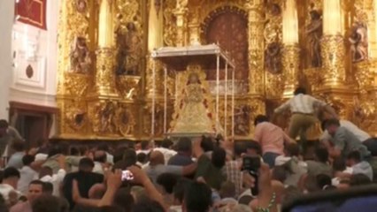 Suspendida procesión de la Virgen del Rocío por rotura del paso tras el 'salto de la reja' más esperado